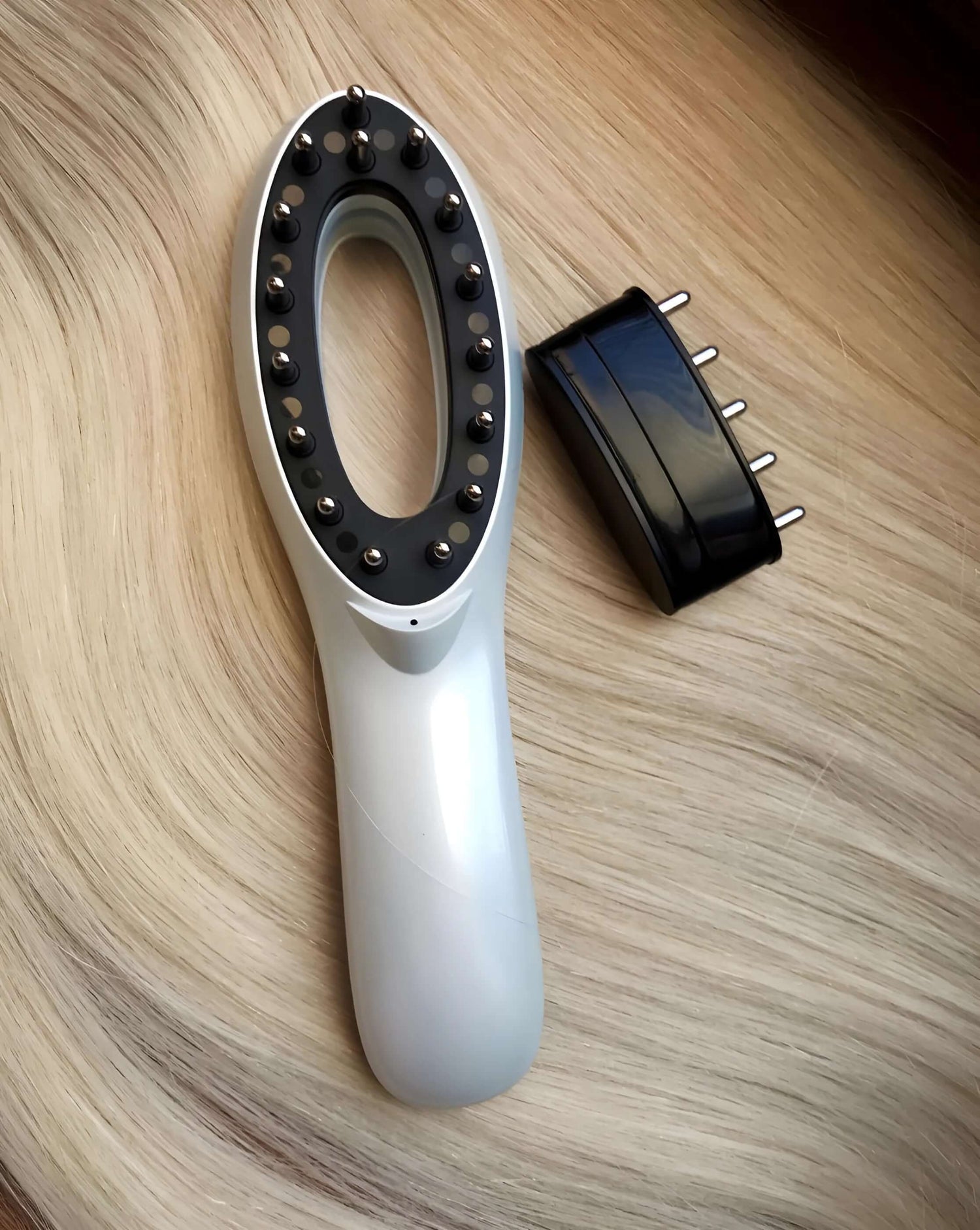 Hair care device serum automatic dispenser, do not apply nutrients by hand, use this eletric massage comb instead